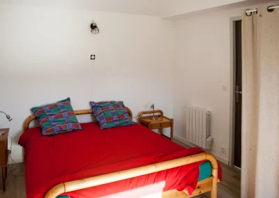 chambre-lit-160-penderie-commode-chalet-vacances-sentenac-oust