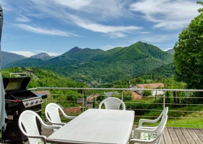 location-vacances-terrasse-barbecue-vue-montagne-ariege