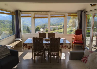 salle-a-manger-vue-montagne-location-vacances-ariege