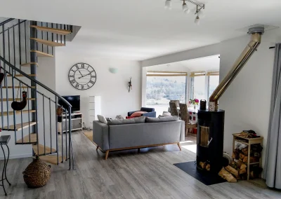 salon-poele-bois-vacances-ariege